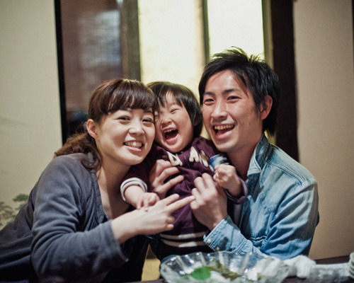 東日本大震災で、多くの思い出の写真がなくなってしまいました。それらをがれきの中から探したり、修復するボランティアがとても喜ばれていると聞き、やはりみんなにとって、写真は大事なものなんだと再認識しました。

私、宇宙大使☆スターはカメラマン。写真に携わるものとして、今回のこの悲惨な出来事に、何か出来ないか、何か役に立つことはないか、と考えました。